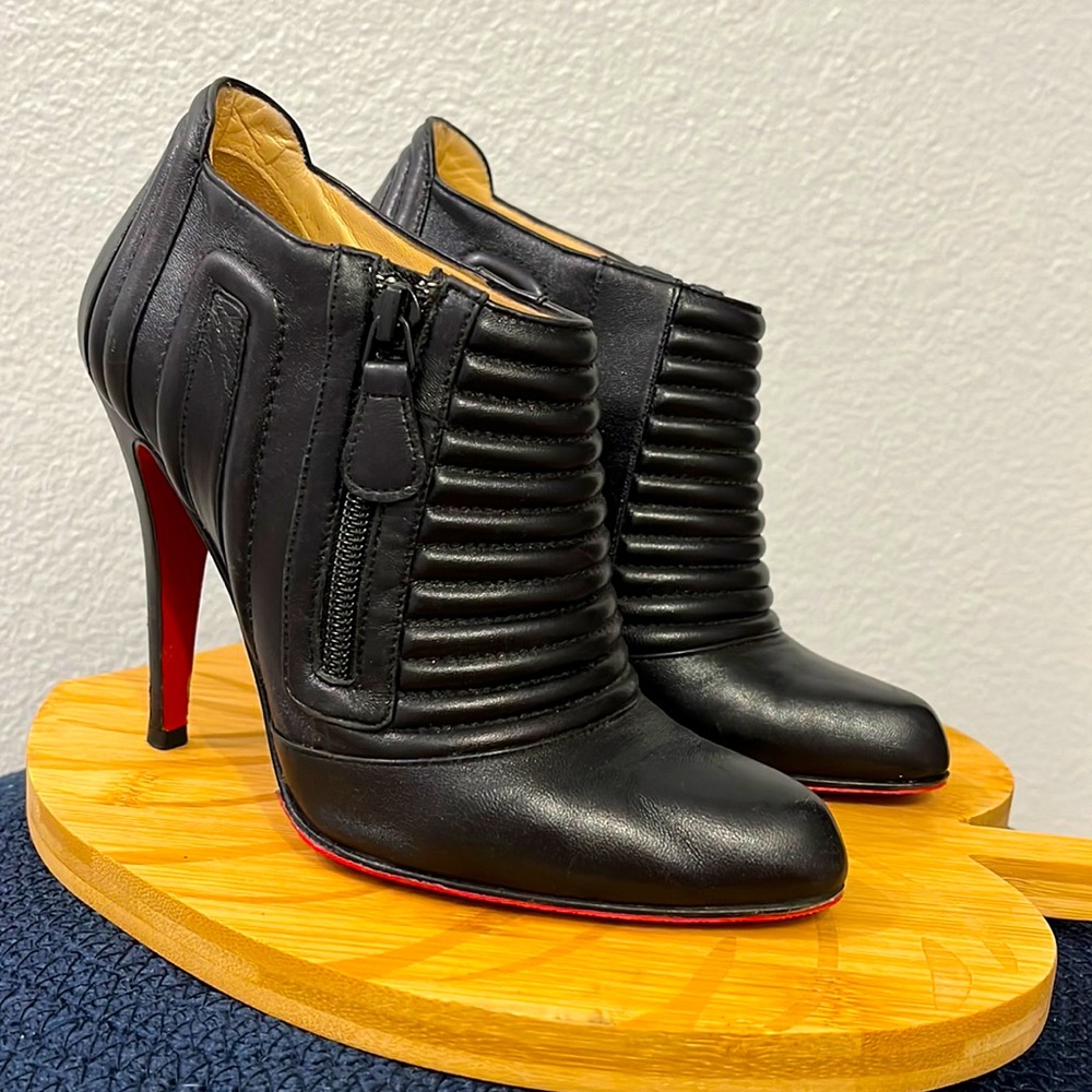 Christian Louboutin Sigourney black leather ankle bootie EUC
